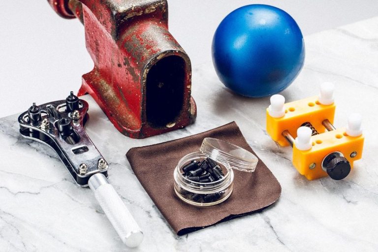 چگونه در پشت ساعت مچی را باز کنیم؟