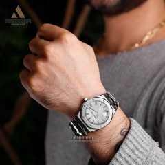 عکس روی مچ ساعت ای پی صفحه سفید سرکوک ساعت Audemars Piguet Royal Oak ZW Audemars Piguet Royal Oak ZW
