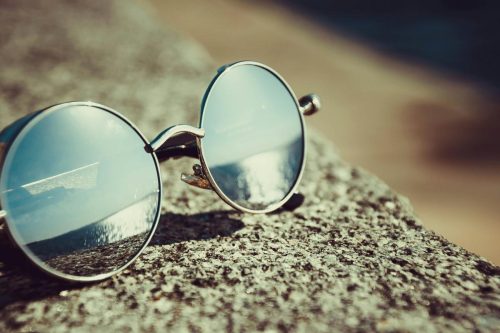 عینک آفتابی با لنز فتوکرومیک چیست؟
