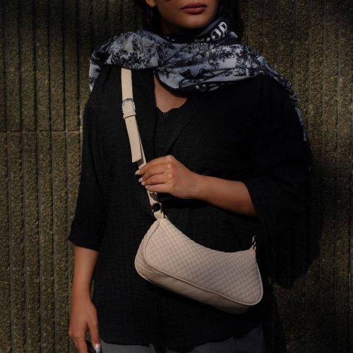 کیف کرم کوچک روی دوشی