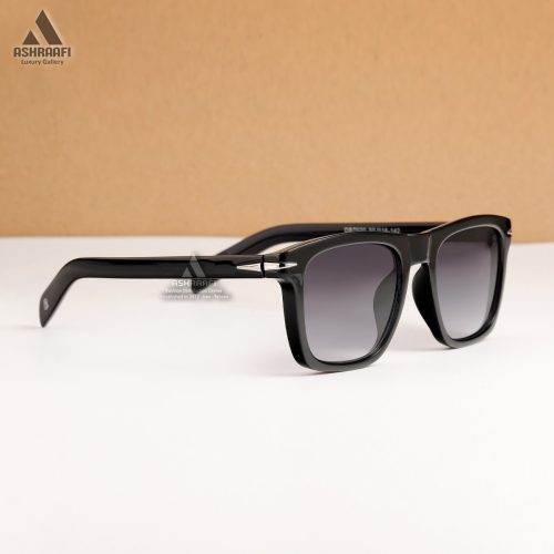 عینک مشکی با فریم مربعی