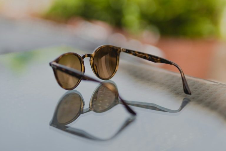 چه عینک آفتابی برای صورت قلبی شکل مناسب است؟