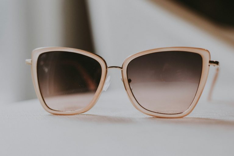 چه عینک آفتابی برای صورت گرد مناسب است؟