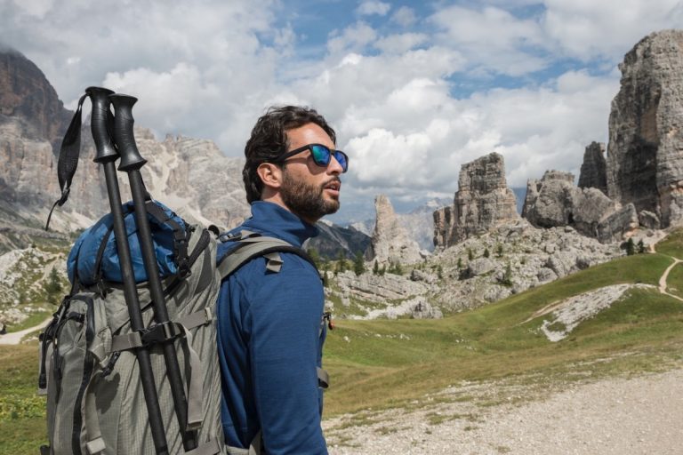 عینک آفتابی برای کوهنوردی: چرا باید از چشمات توی مسیر‌های پیاده‌روی محافظت کنی؟