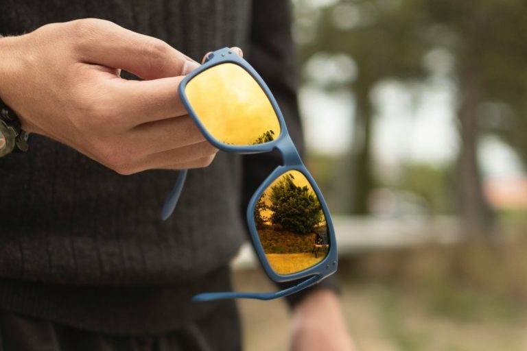 عدسی شیشه‌ای یا عدسی پلاستیکی؟ کدوم برای عینک آفتابی بهتره؟