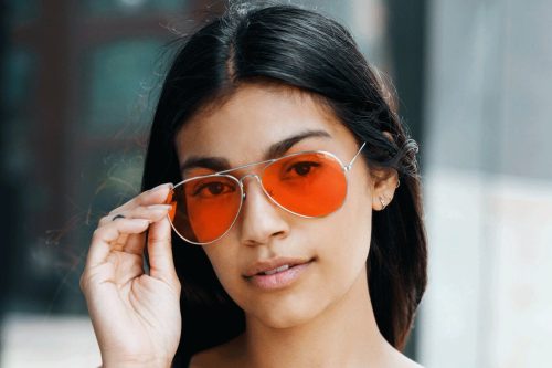 چرا عینک‌‌های آفتابی قرمز همیشه مد هستند؟