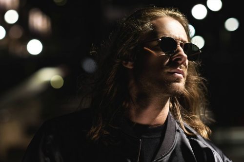 عینک آفتابی در شب: مُد، باور غلط یا خطر واقعی؟