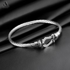دستبند فلزی فرد نقره‎ای
