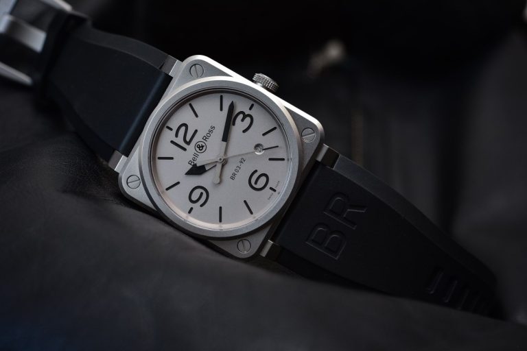 تاریخچه و بررسی برند بل و راس (Bell & Ross): ساعتی که از کابین خلبان بر مچ شما می‌نشیند