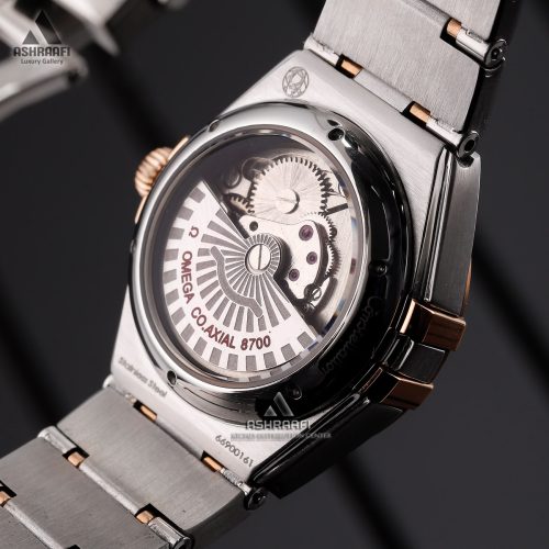 درب پشت شیشه ساعت امگا