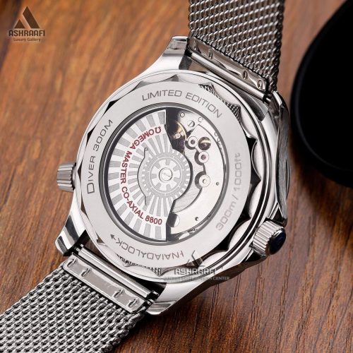 درب پشت شیشه ای ساعت امگا