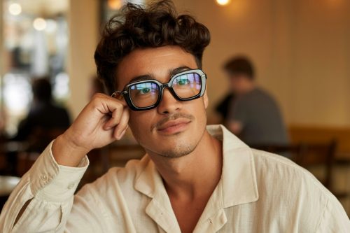 راهنمای جامع انتخاب عینک مناسب برای صورت‌های بزرگ: زیبایی و راحتی در کنار هم