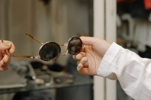 چگونه برند عینک آفتابی خود را تشخیص دهیم؟ راهنمای کامل