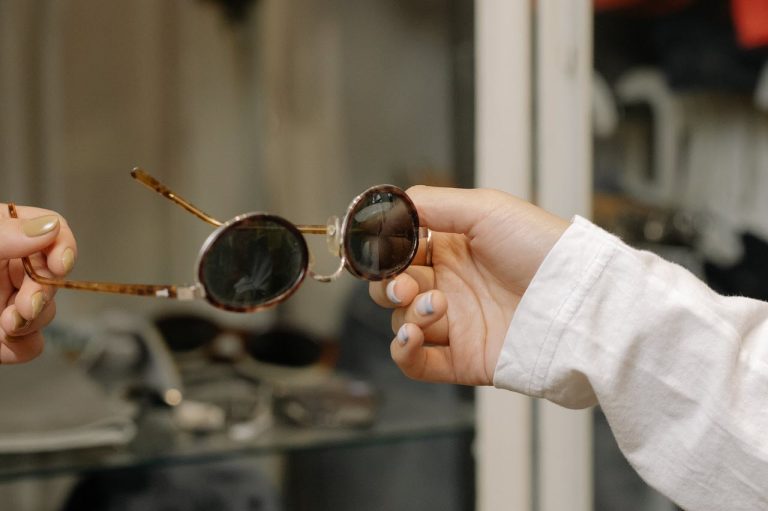 چگونه برند عینک آفتابی خود را تشخیص دهیم؟ راهنمای کامل