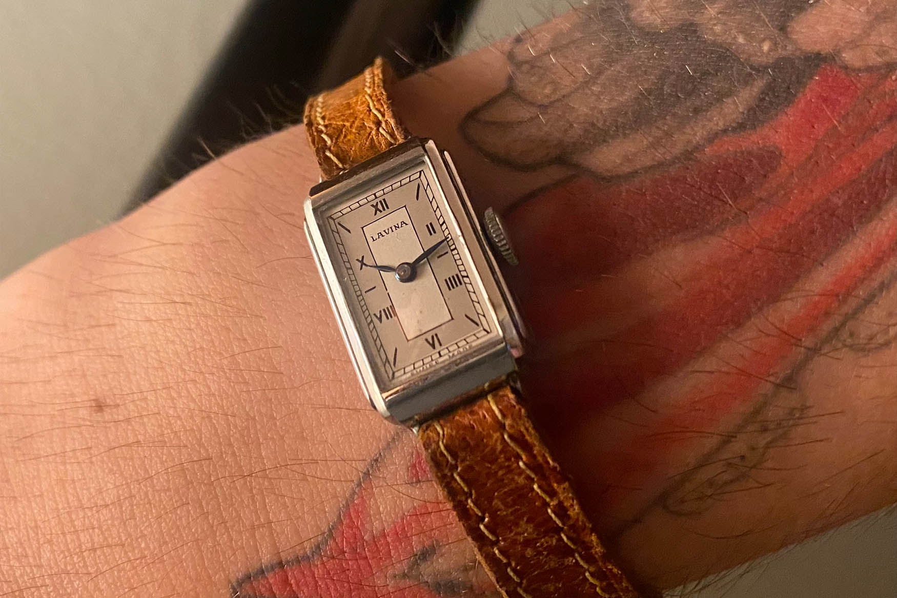 ساعت لاوینا مدل دهه 1920 خراب