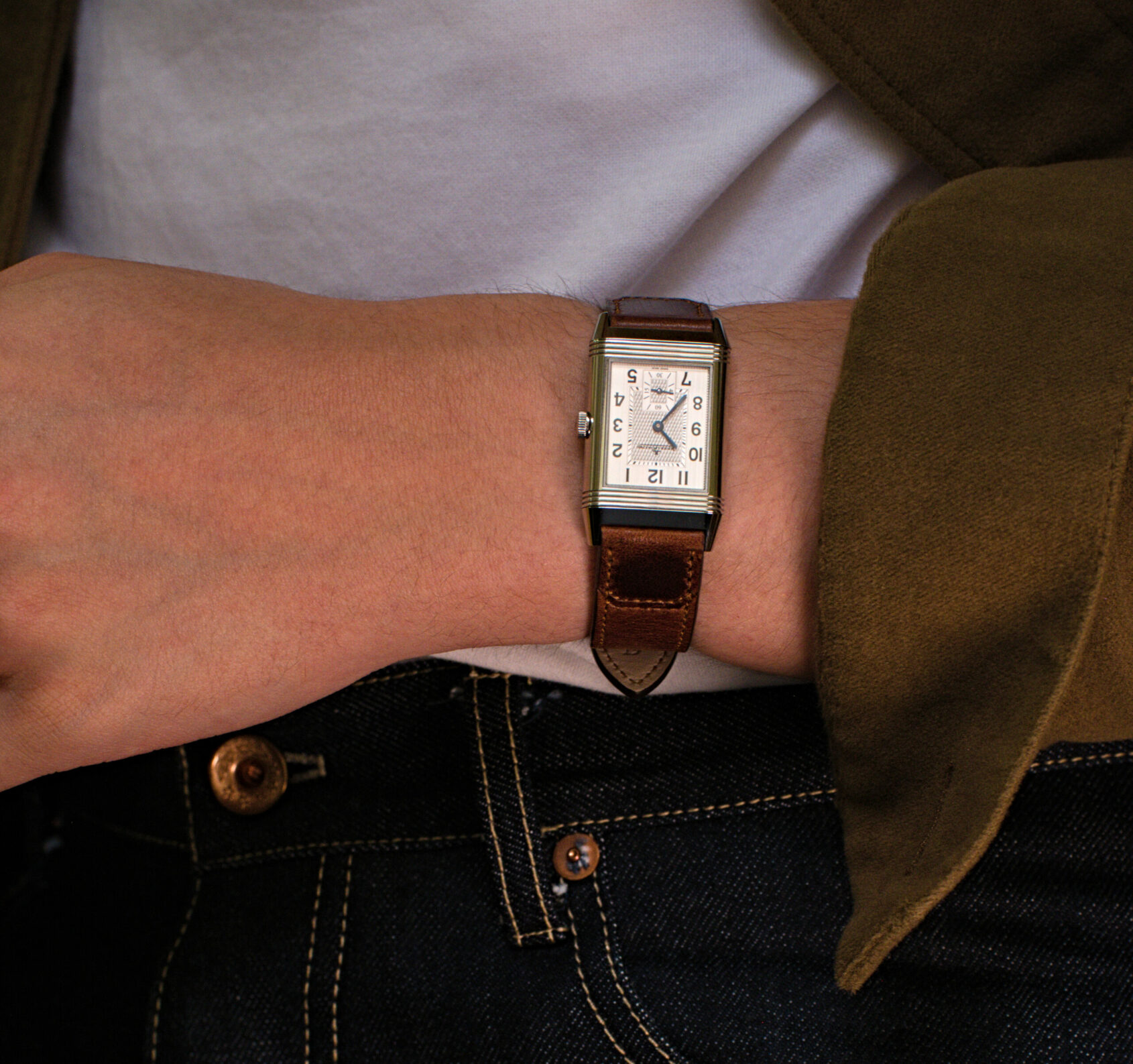 ساعت مچی رسمی با تی‌شرت و شلوار جین