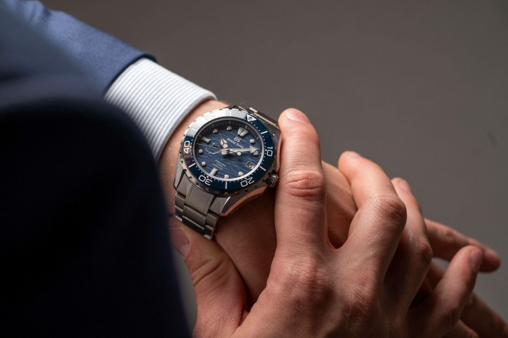 پترو، با مچ دستی با اندازه متوسط، ساعت SLGA023 با فاصله بند تا بند 51.5 میلی‌متر را به دست دارد.