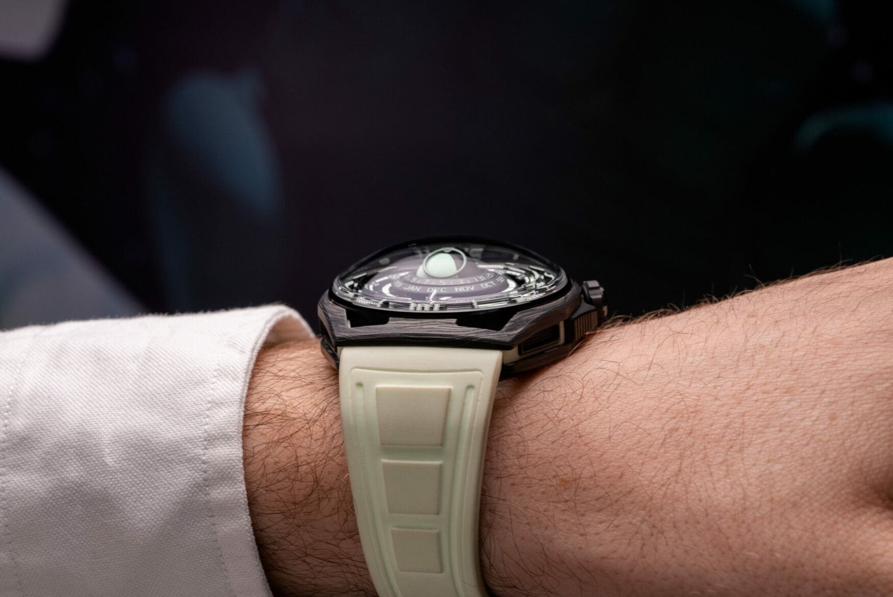 ساعت ضخیم HYT Moon Runner Supernova روی مچ دست.