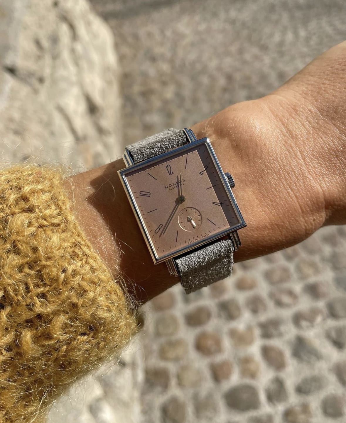 ساعت نوموس گلاشوته تترا بزرگ روی مچ دست ظریف.