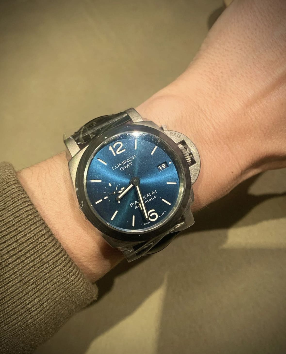 ساعت پانرای لومینور GMT بزرگ روی مچ دست ظریف.