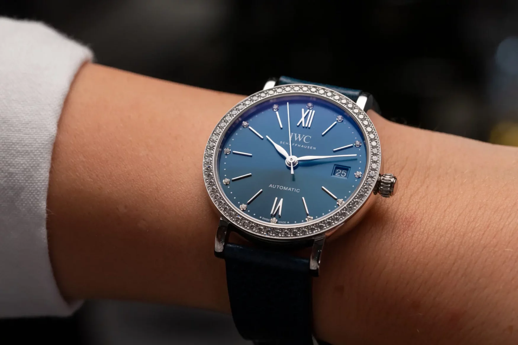 ساعت IWC پورتوفینو اتوماتیک 37 میلی‌متری بزرگ روی مچ دست ظریف.