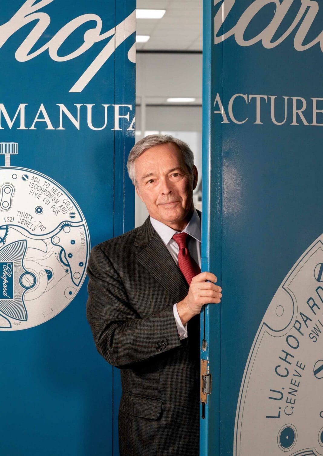 کارل-فریدریش شوفله در ورودی اولین کارخانه ساعت‌سازی شوپارد