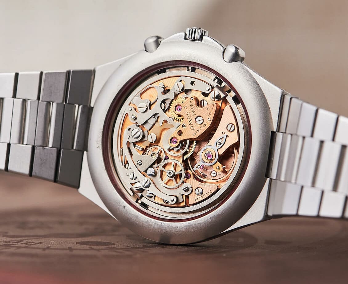 نمای نزدیک موتور ساعت امگا اسپیدمستر توتونیک