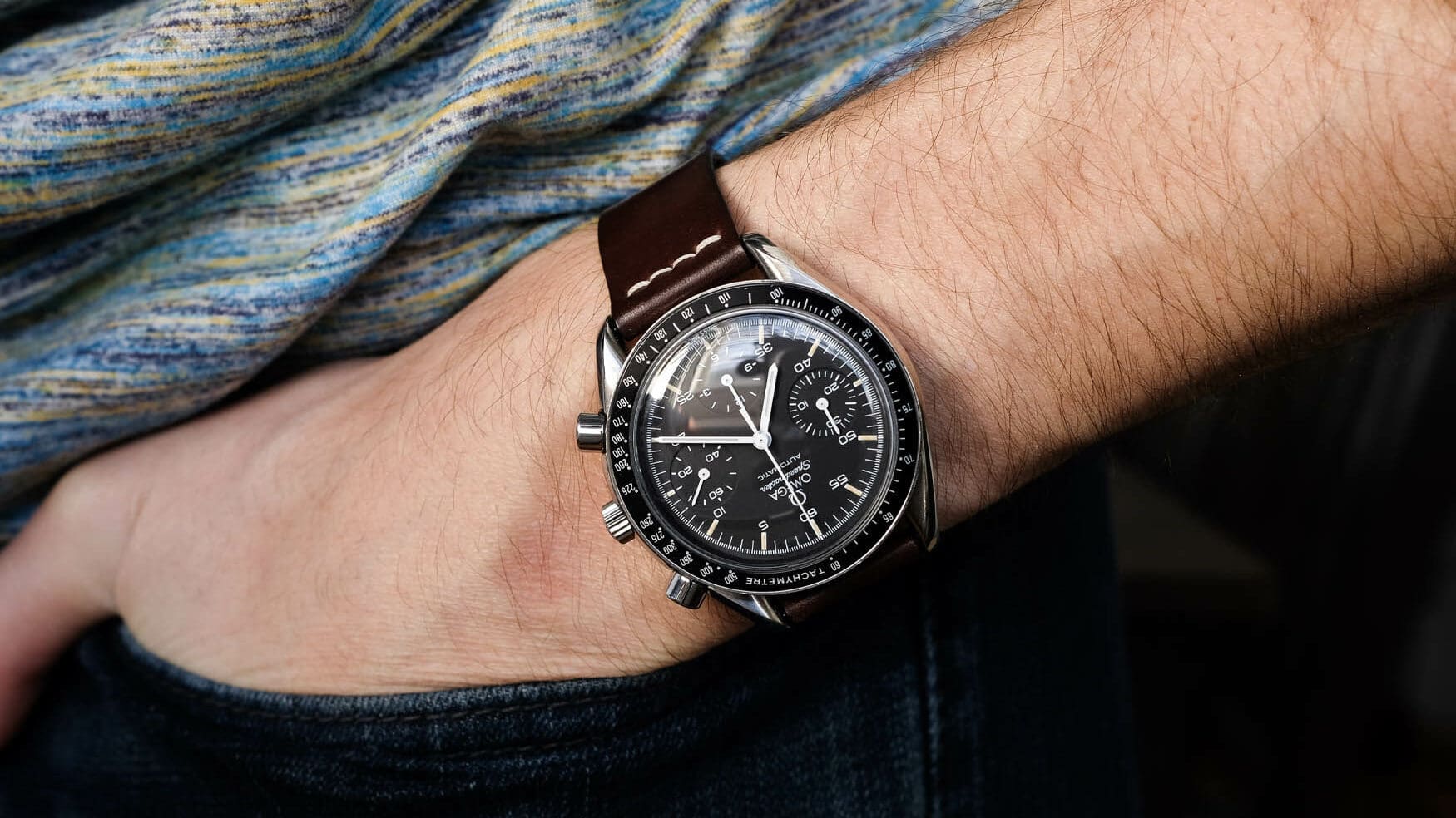 نمایی از ساعت امگا اسپیدمستر ردیوس روی مچ دست، که اندازه کوچکتر آن را نشان می‌دهد.