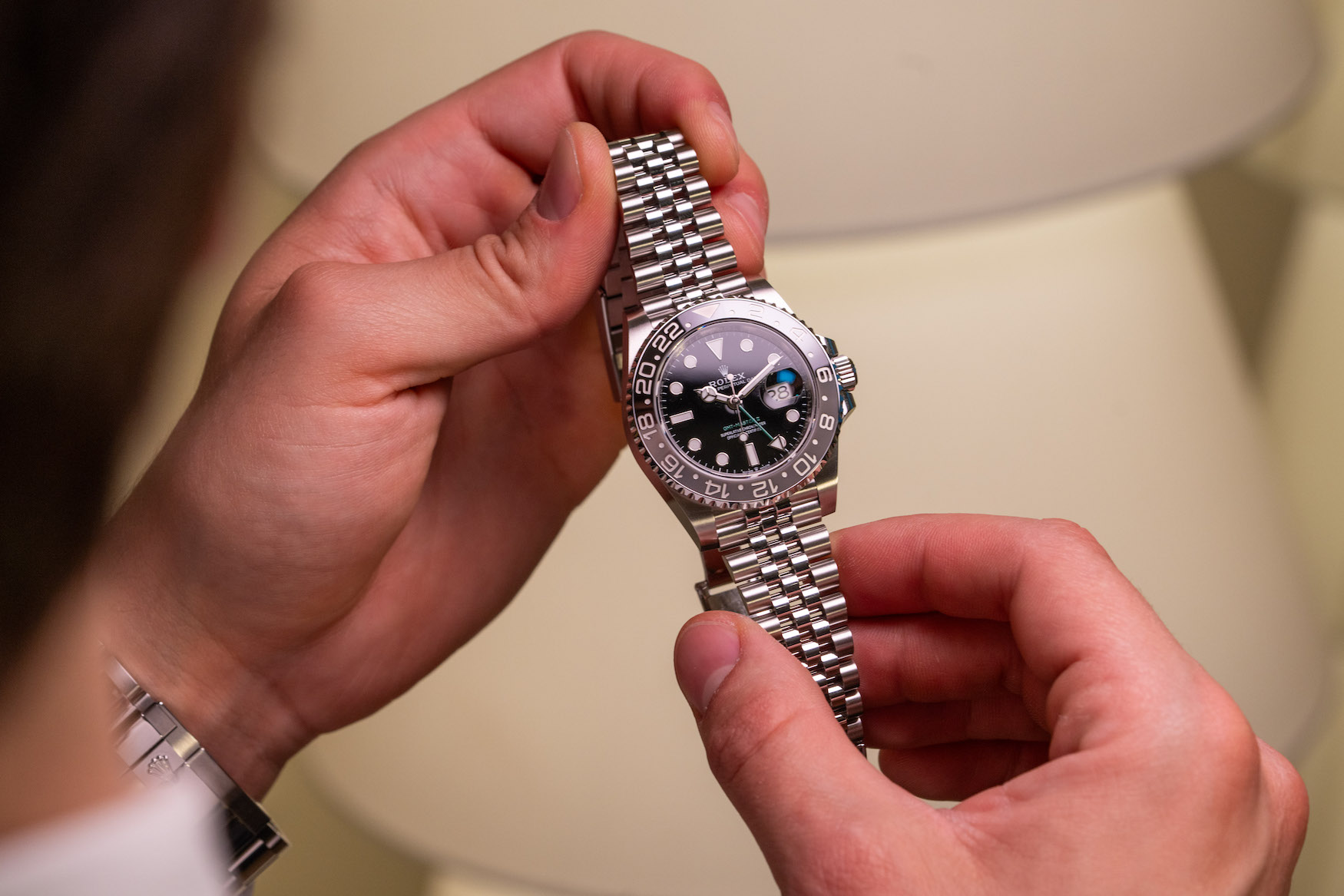 ساعت رولکس GMT Master II 126710GRNR جوبیلی در دست