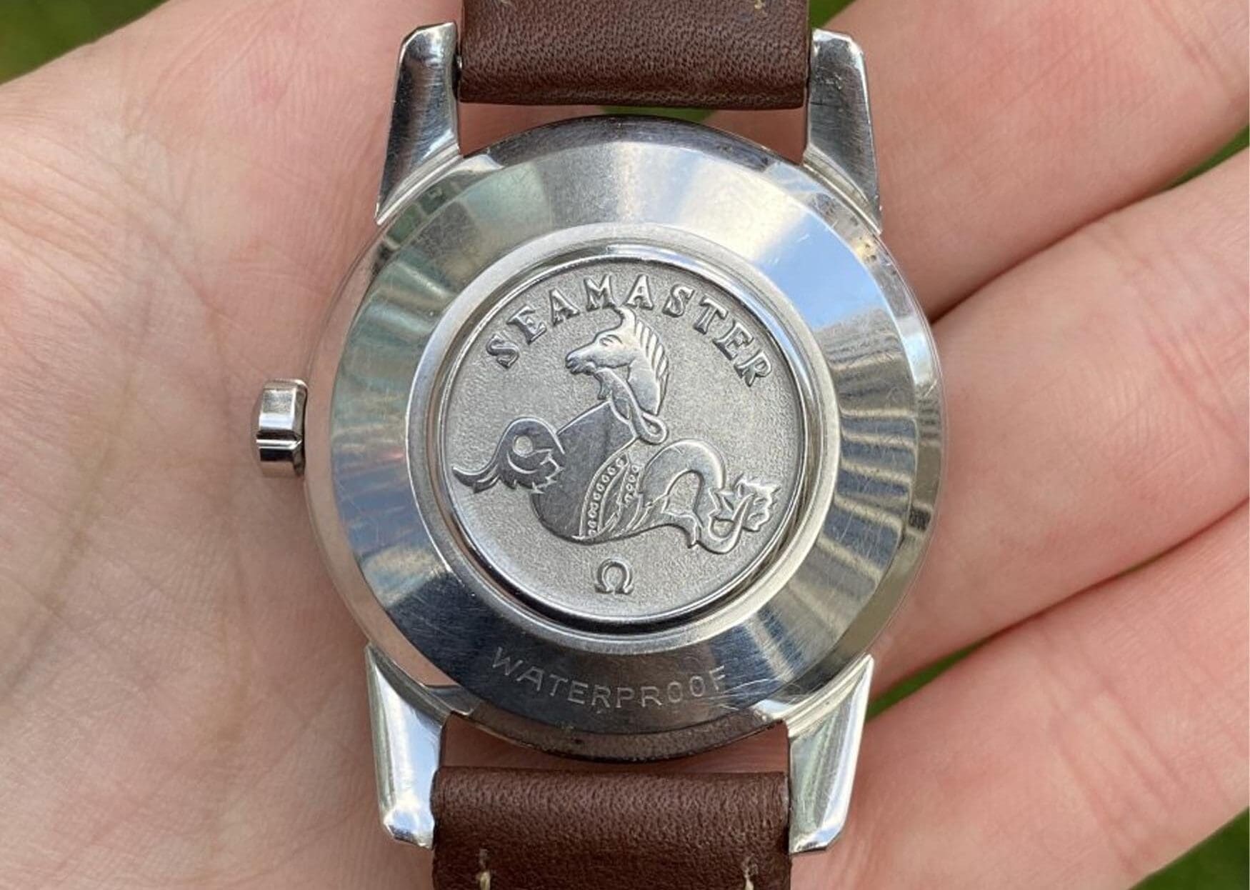 قاب پشتی ساعت امگا سی‌مستر با حکاکی اسب دریایی