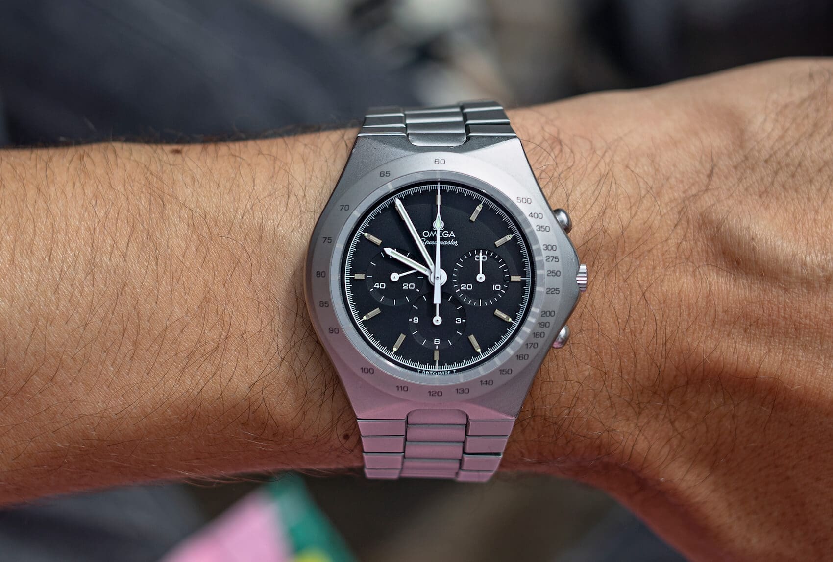 ساعت امگا اسپیدمستر توتونیک در نور خورشید