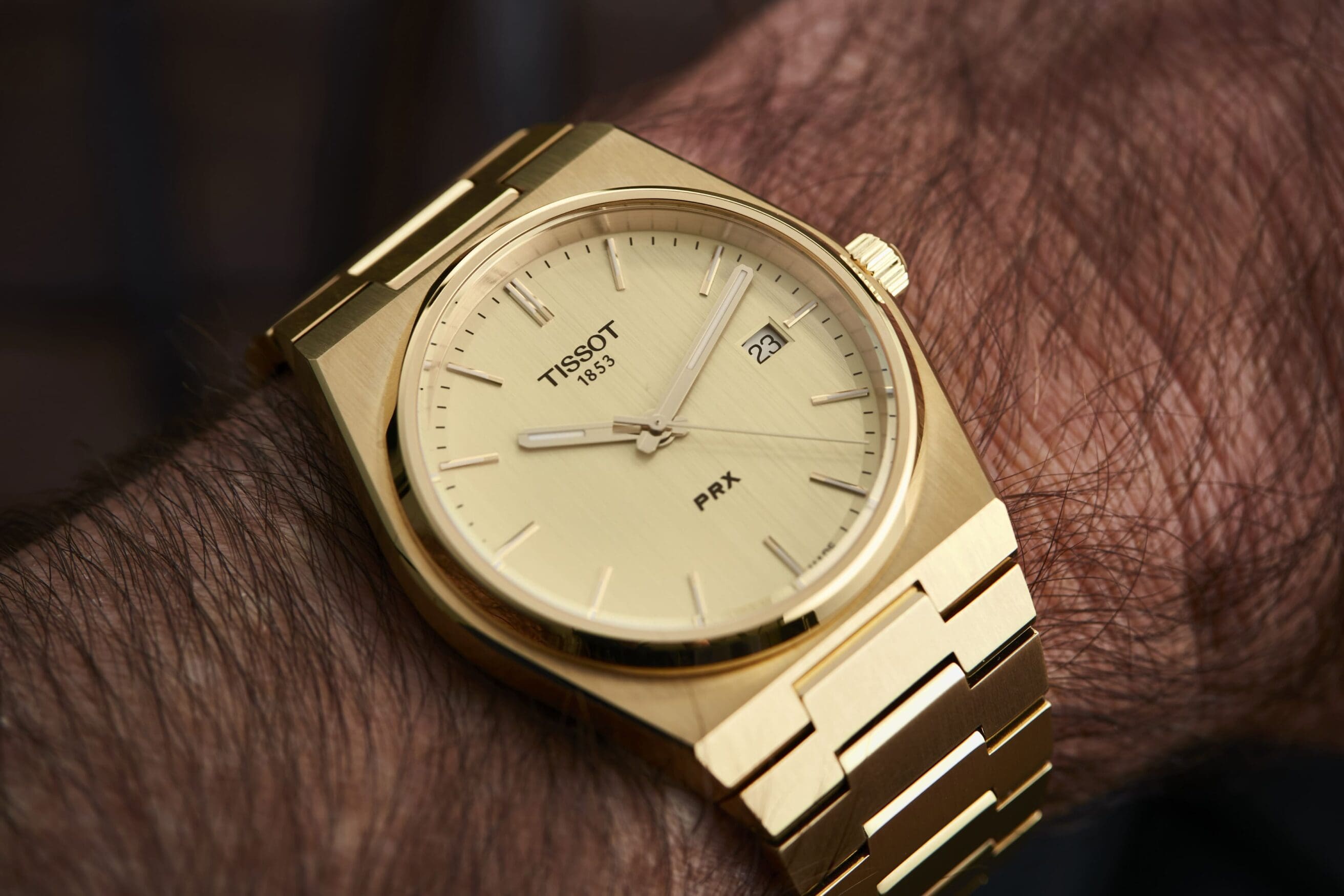 ساعت تیسوت روی مچ دست با بند یکپارچه