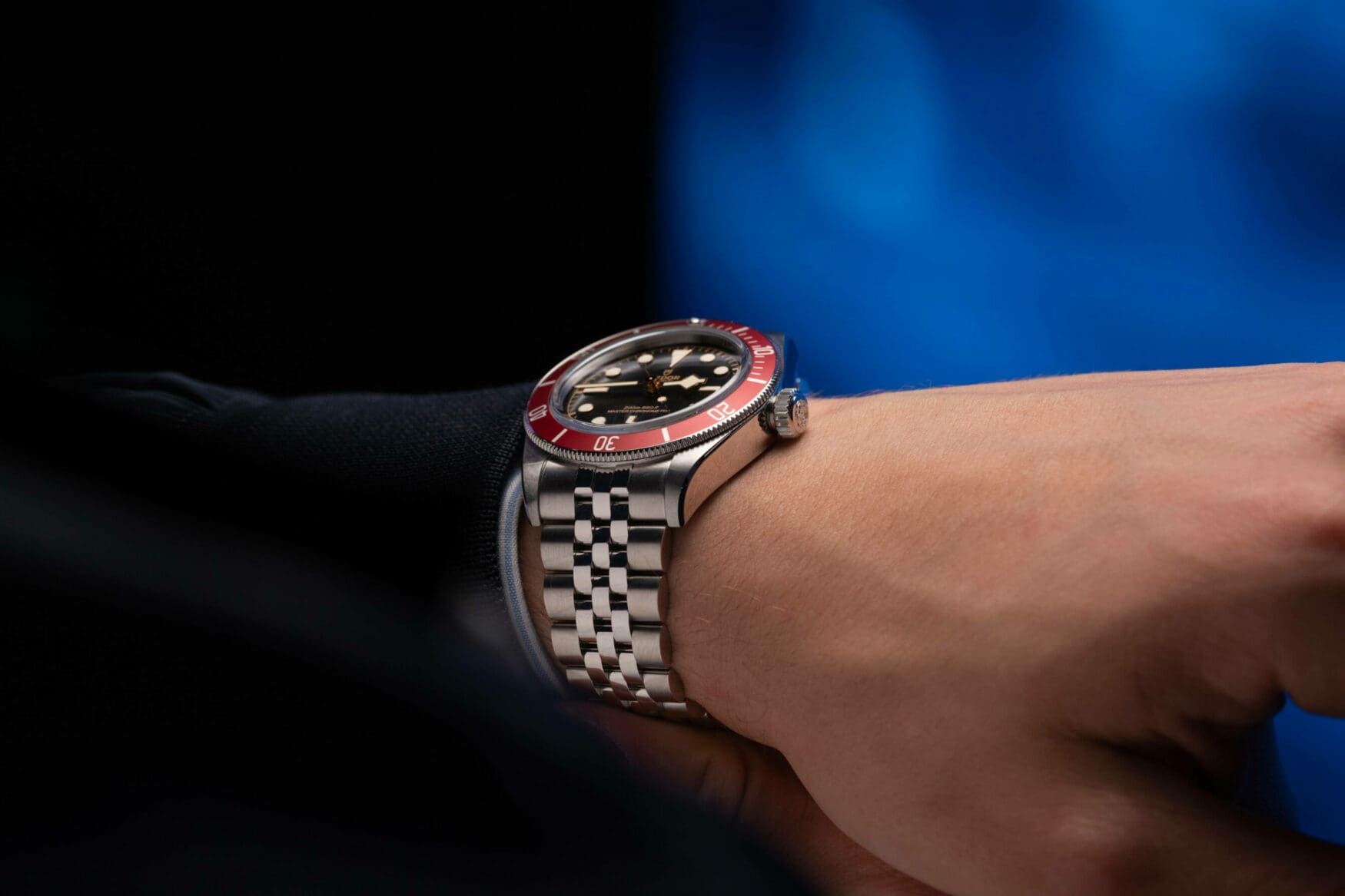 ساعت مچی بلک بِی 41 با قاب شرابی رنگ روی مچ دست