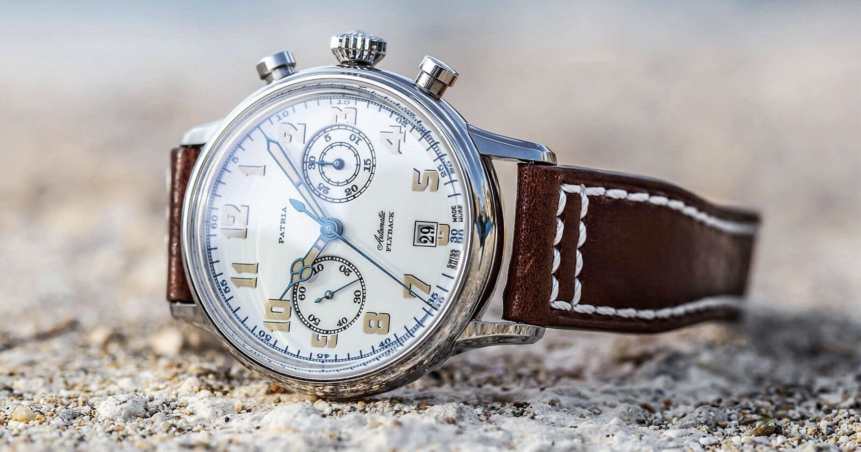 تصویر واقعی ساعت مچی که توسط Quill & Pad عکاسی شده و زنده‌تر به نظر می‌رسد.