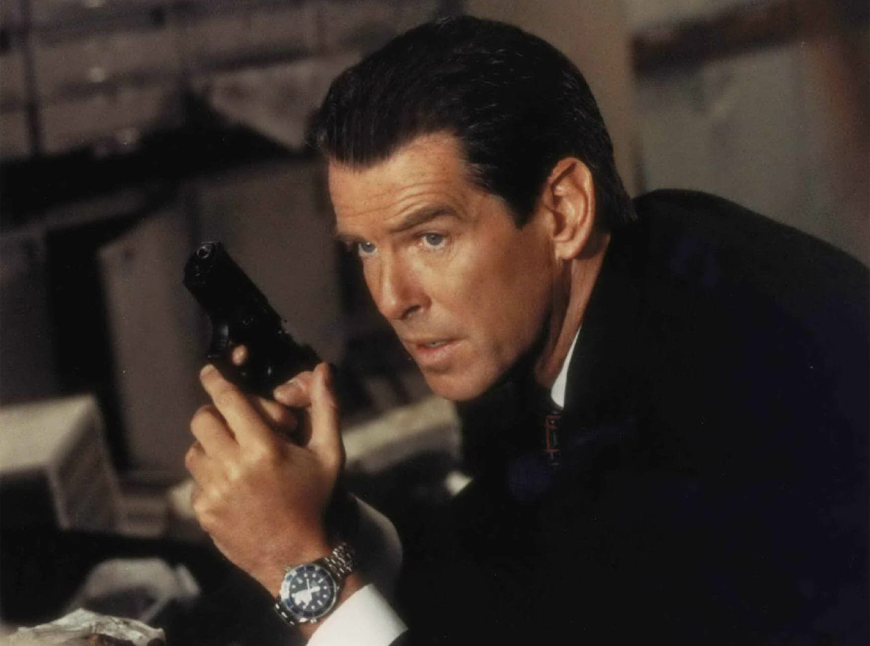 پیرس برازنان در فیلم Tomorrow Never Dies در سال ۱۹۹۷، ساعت نمادین Omega Seamaster 300M با صفحه آبی را به دست دارد.
