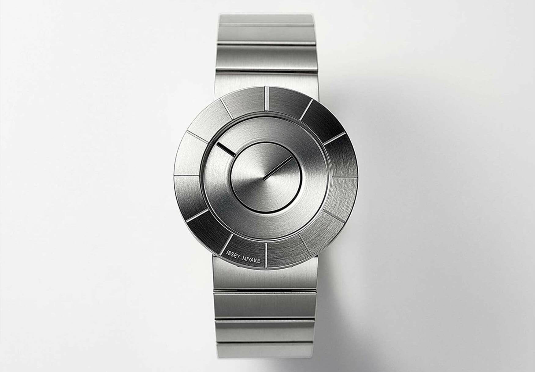 نمای جلوی یک ساعت Y2K