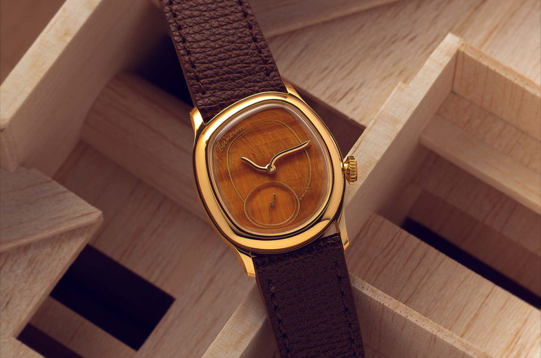 ساعت برنرون میراژ ۳۴ با صفحه سنگ چشم ببر