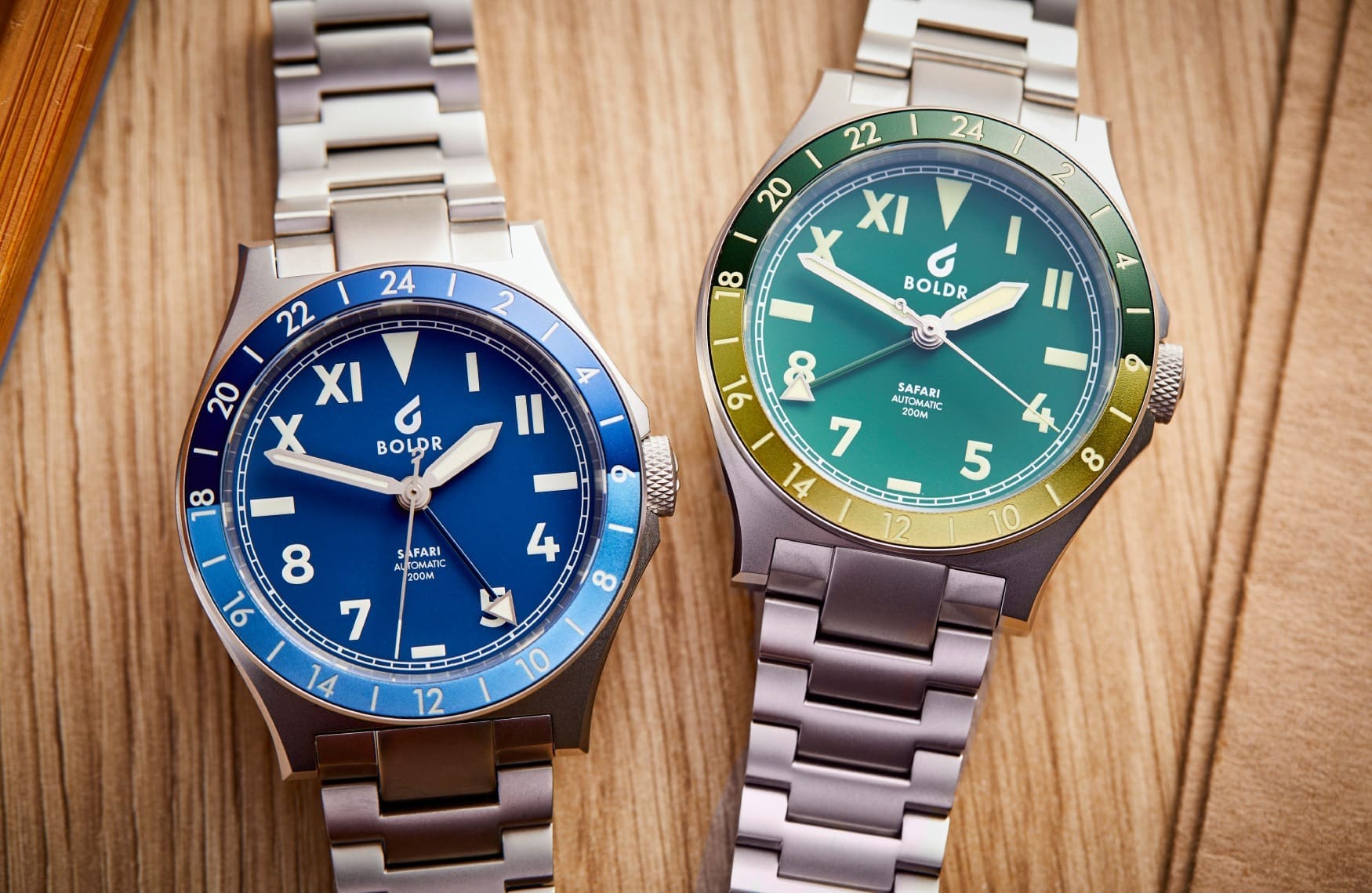 ساعت مچی بولدر مدل سافاری جی‌ام‌تی با صفحه آبی و سبز