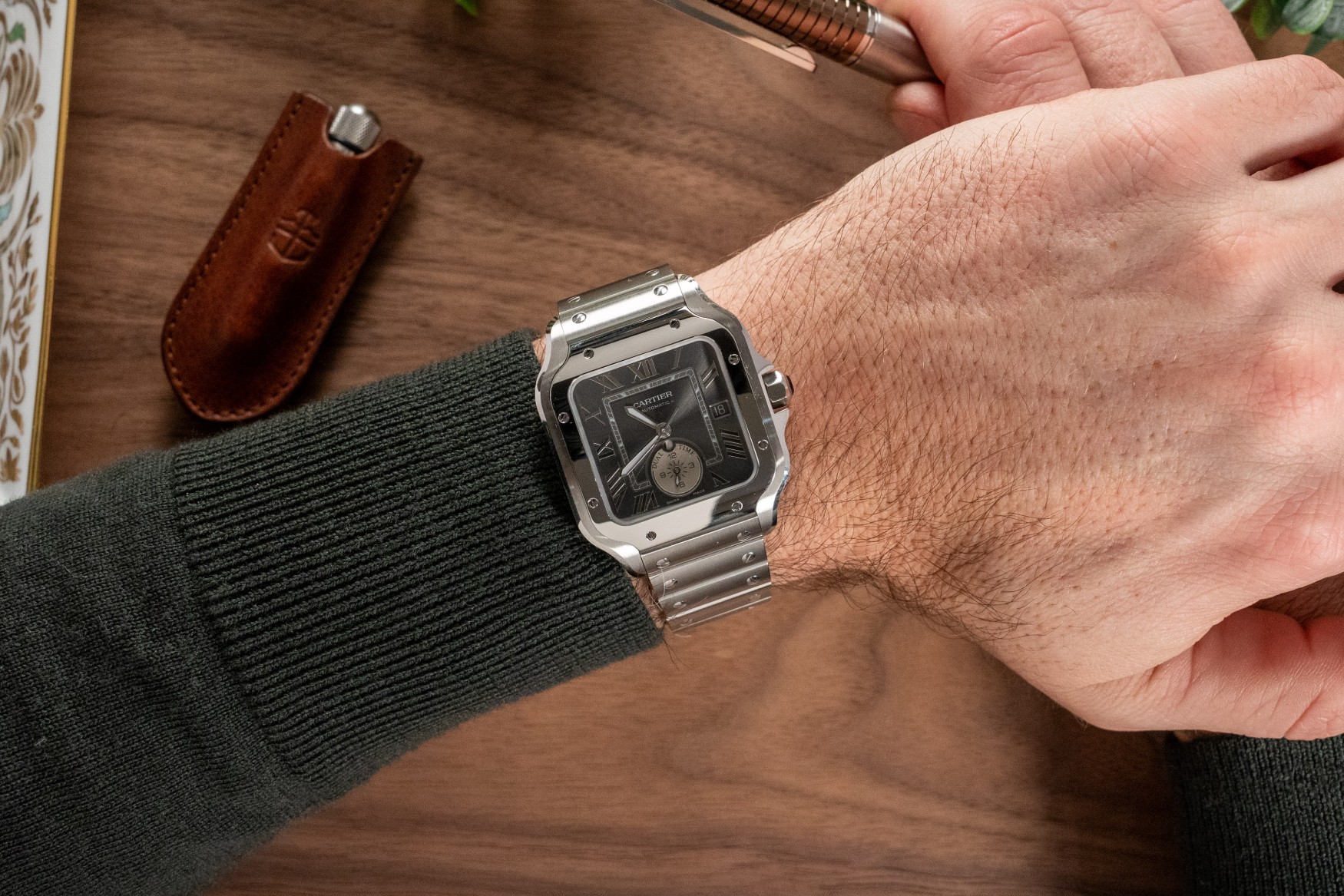 ساعت کارتیر سانتوس دوال تایم روی مچ دست