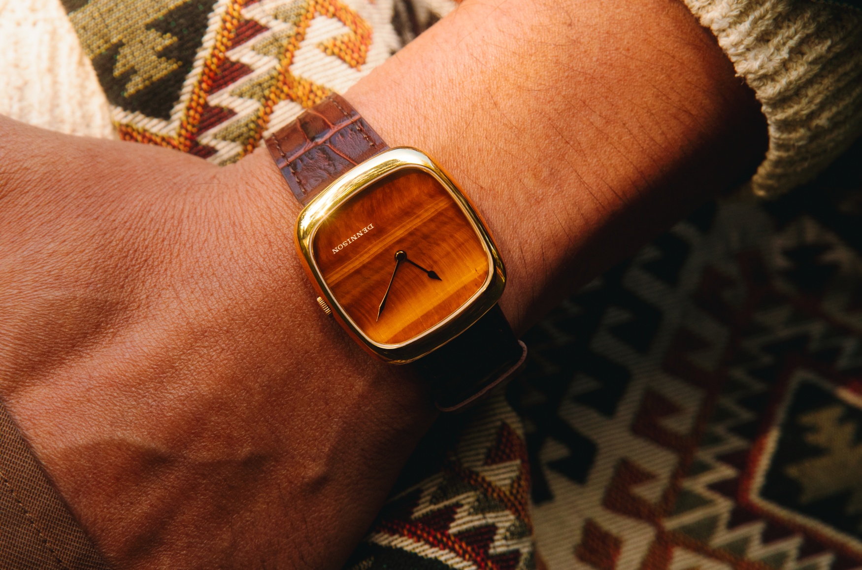 ساعت دنیسون ALD با صفحه سنگ چشم ببر روی مچ دست