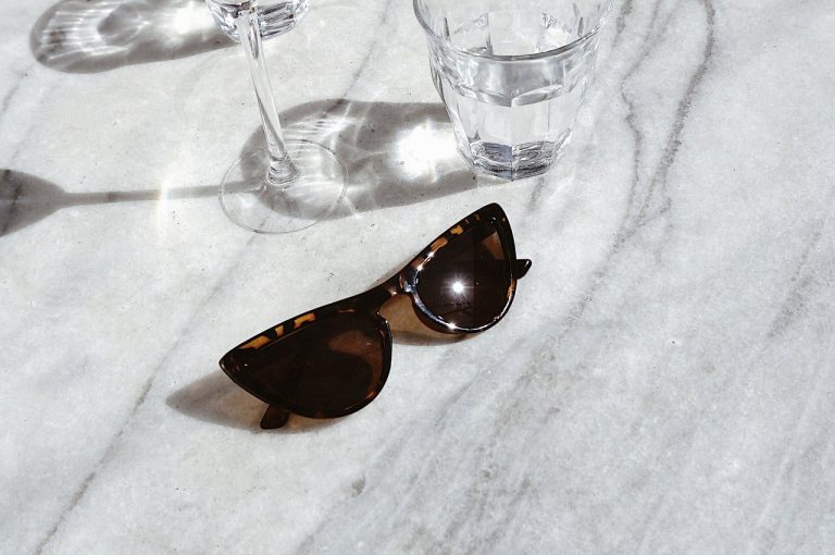 چگونه عینک آفتابی و طبی خود را به بهترین شکل حمل و نگهداری کنیم؟