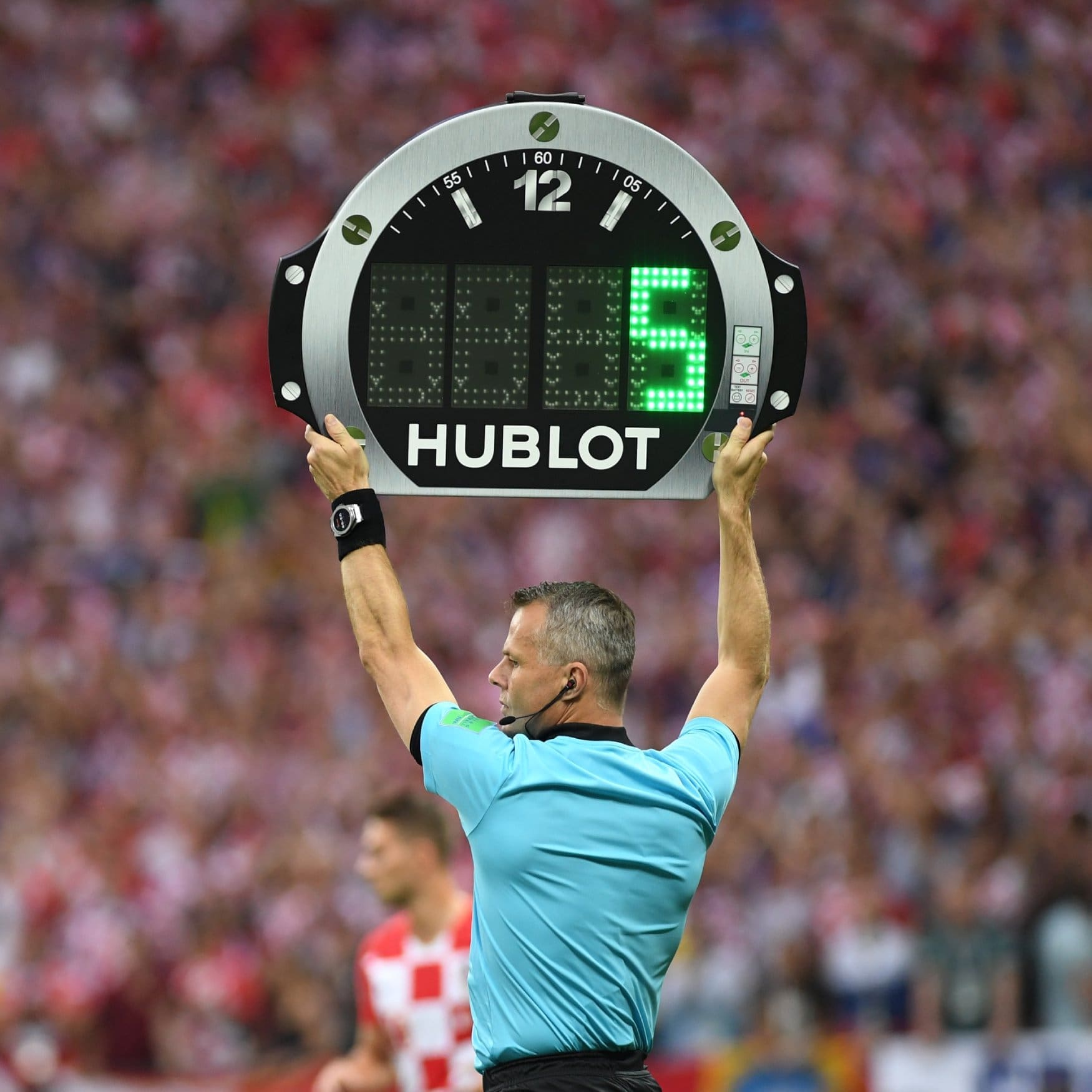 برد نشانگر وقت اضافه با لوگوی هوبلو در یک مسابقه فوتبال