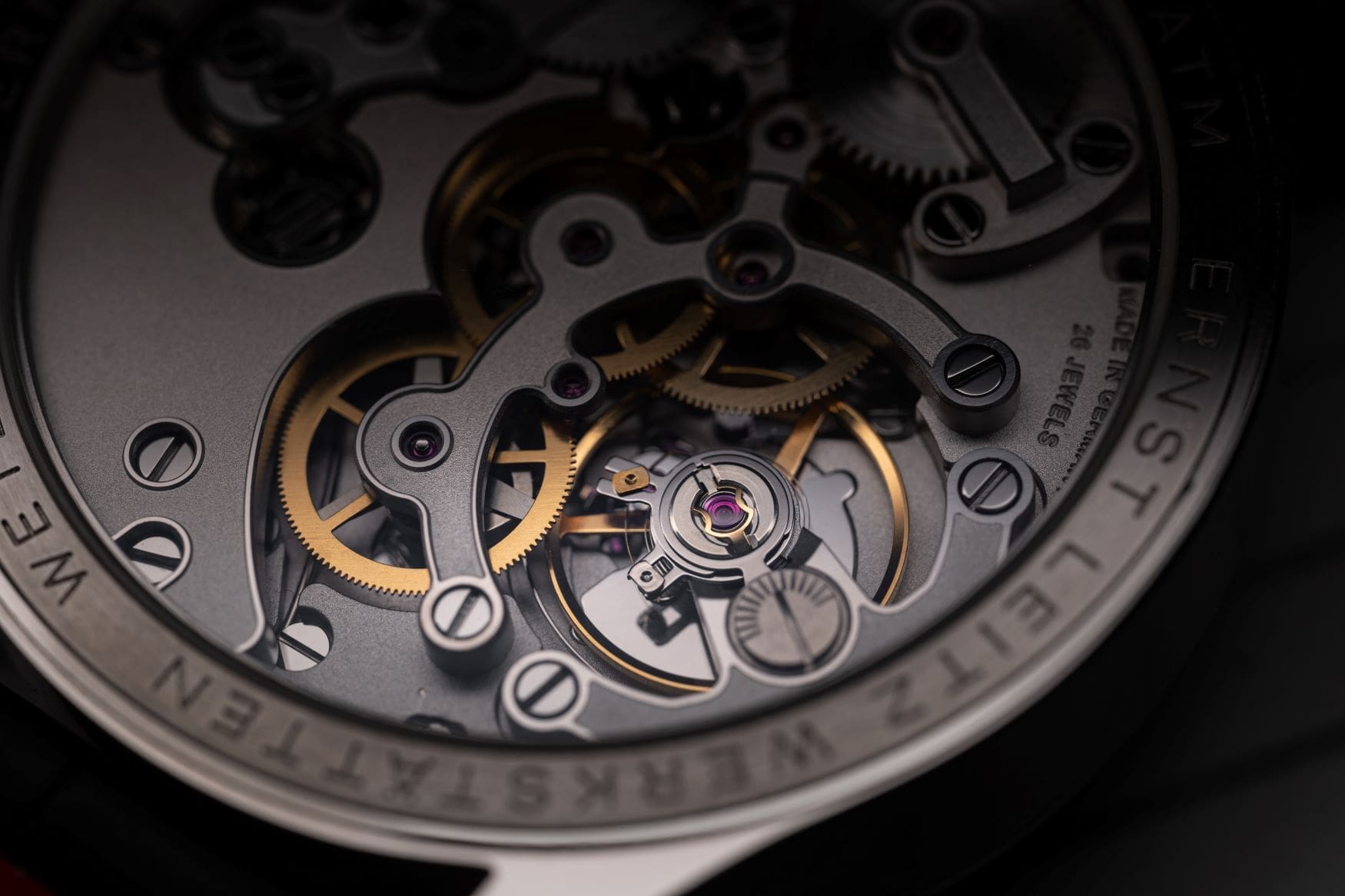 تصویری از ساعت لایکا در حال ساخت