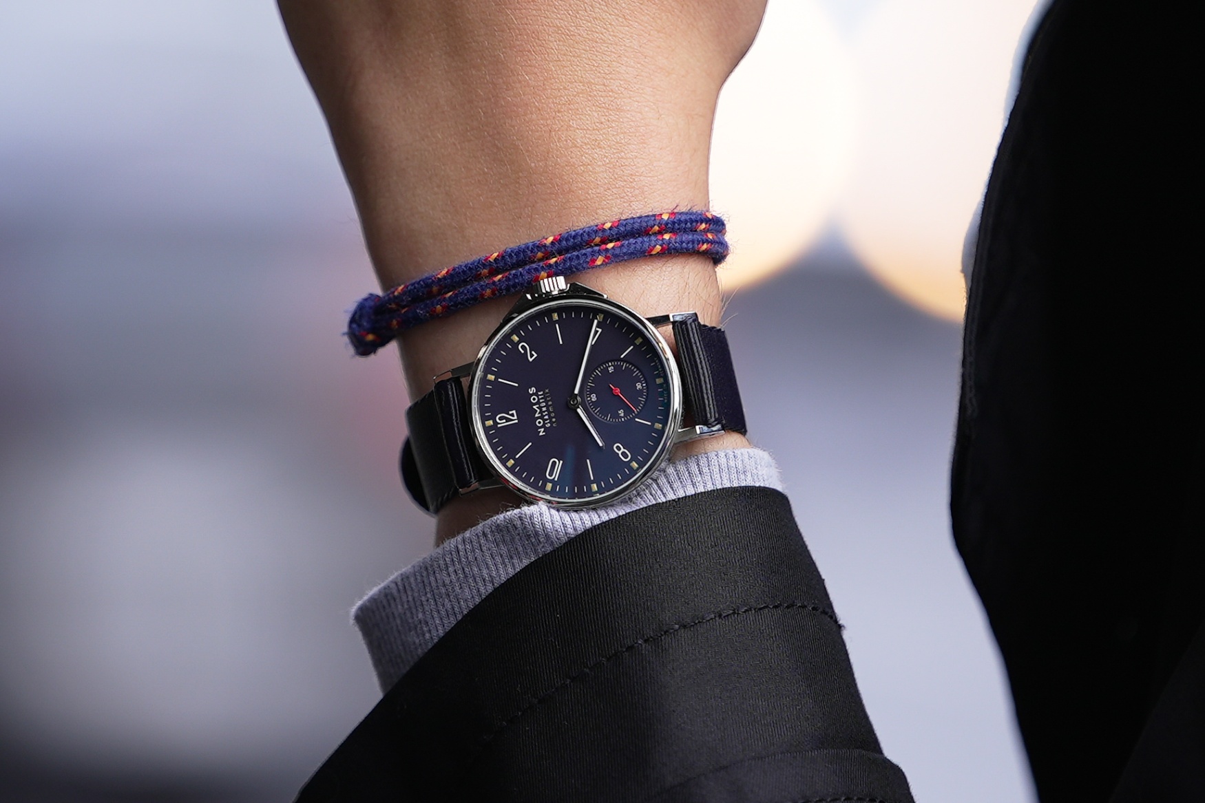 ساعت نوموس مدل Ahoi Atlantik روی مچ دست