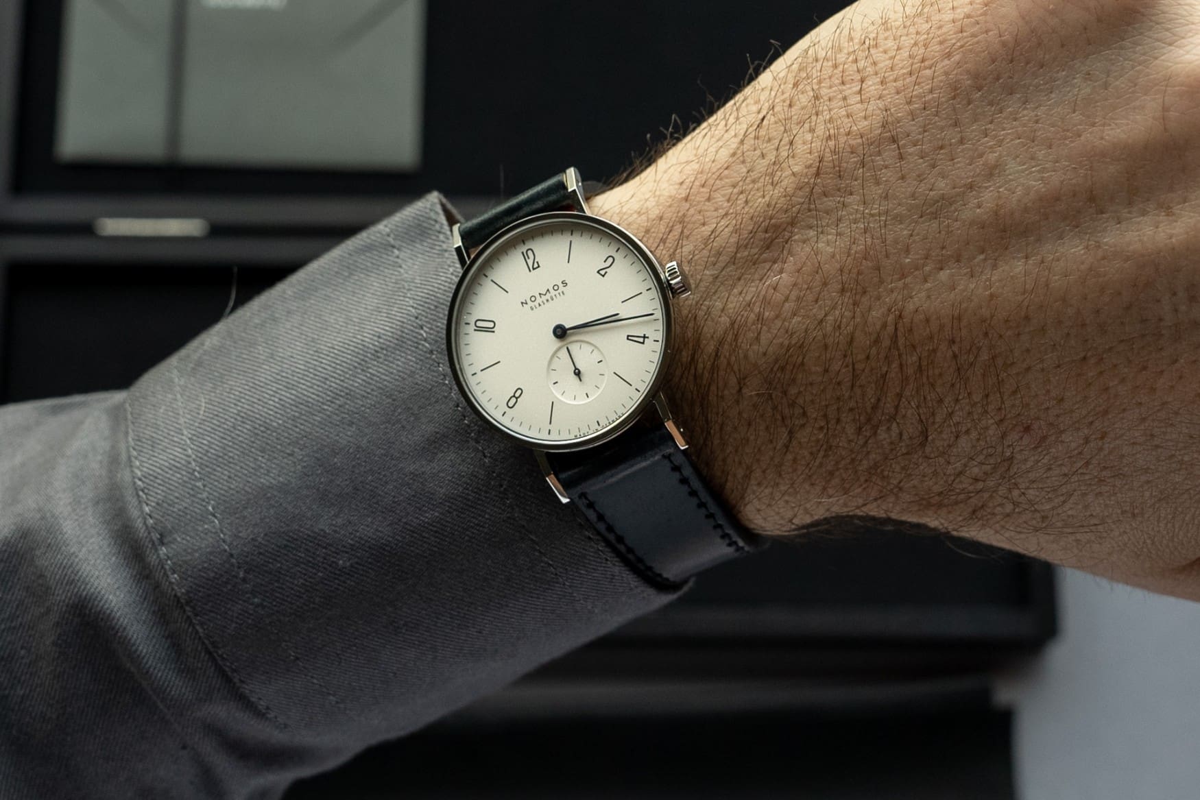 ساعت نوموس تانژانته ۳۵ روی مچ دست