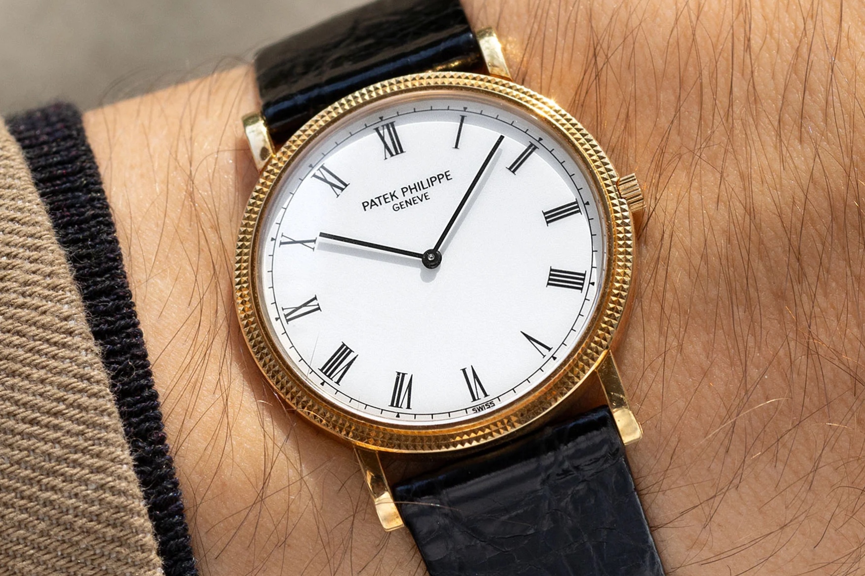 نمای نزدیک پاتک فیلیپ کالاتراوا 3520 با صفحه سفید و طرح کلو دو پاری