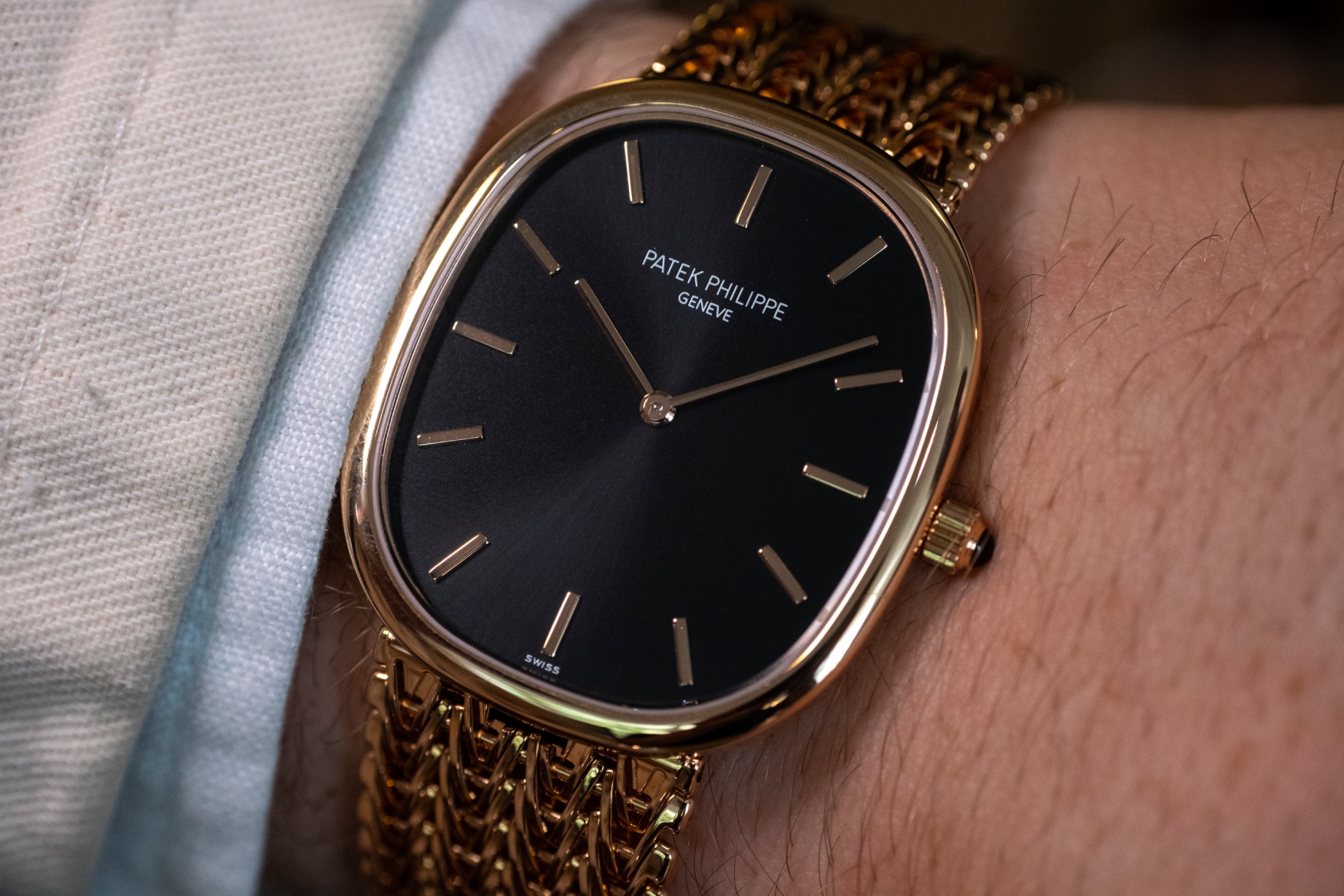 ساعت مچی پاتک فیلیپ گلدن الیپس 5738-1R بر روی مچ دست