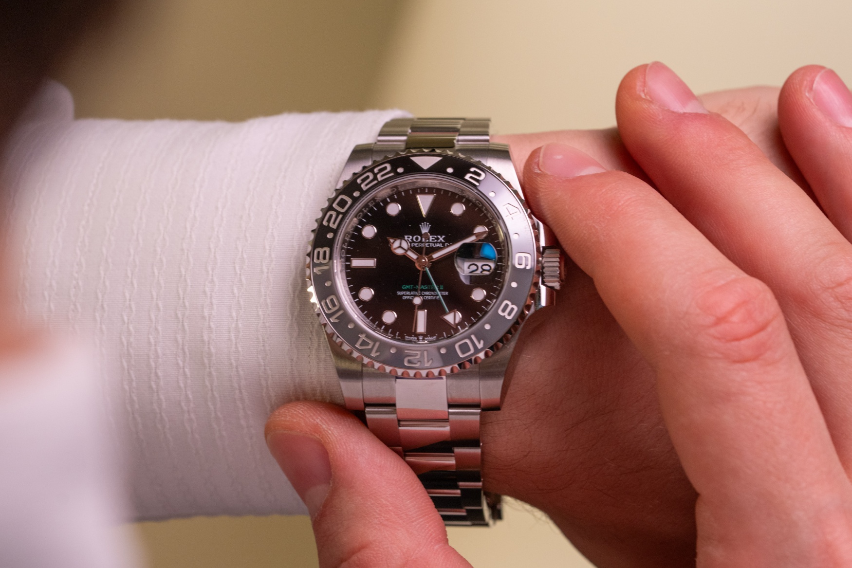 ساعت رولکس GMT-Master II 126710 اویستر روی مچ دست