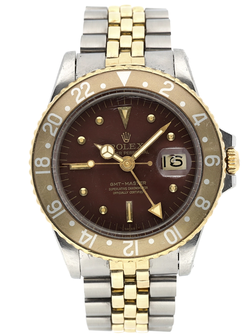 نمای جلویی ساعت رولکس GMT-Master با صفحه روت‌بیر و نشانگرهای 