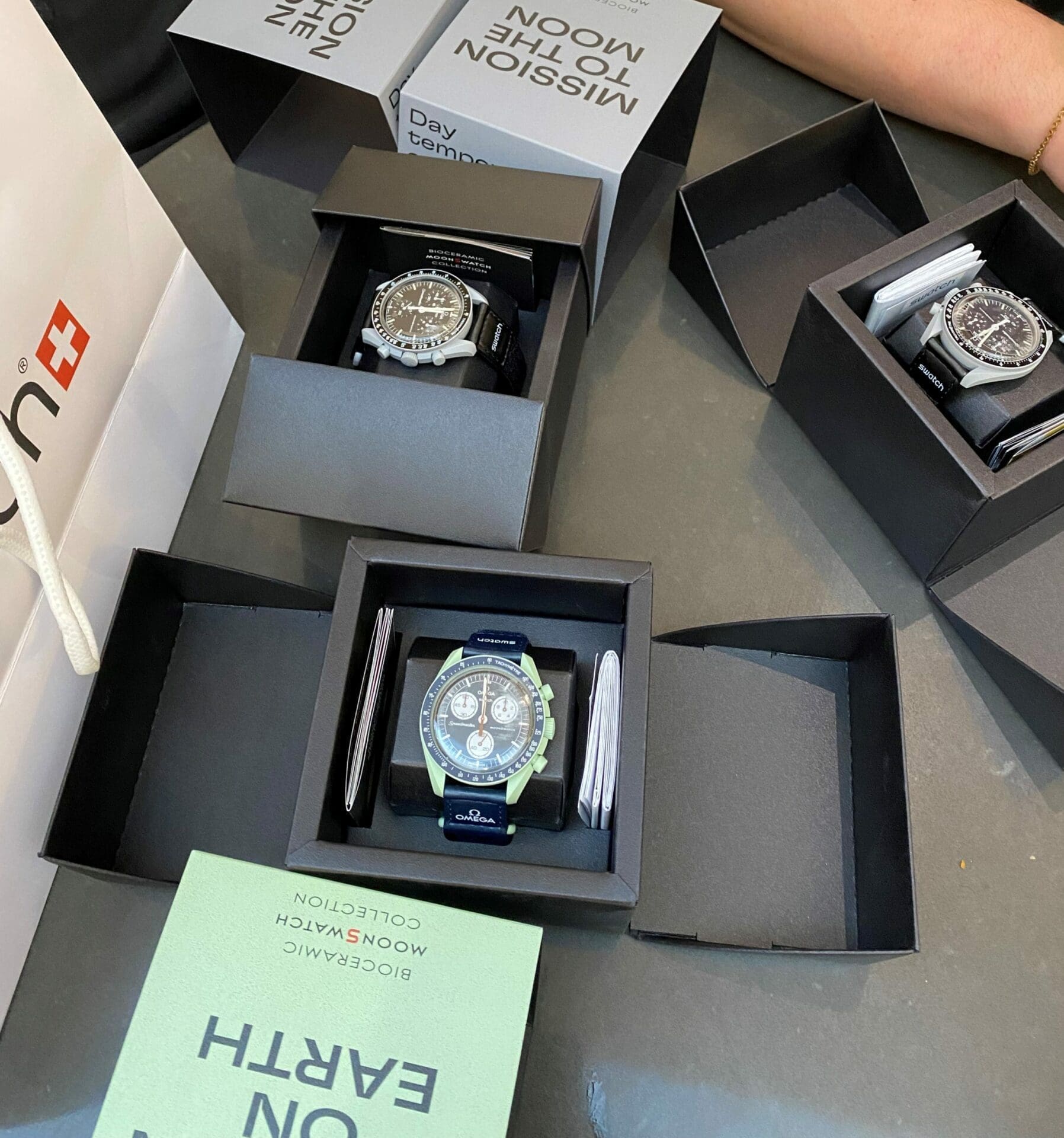 ساعت‌های مچی مون‌سواچ Mission to Earth و Mission to Moon